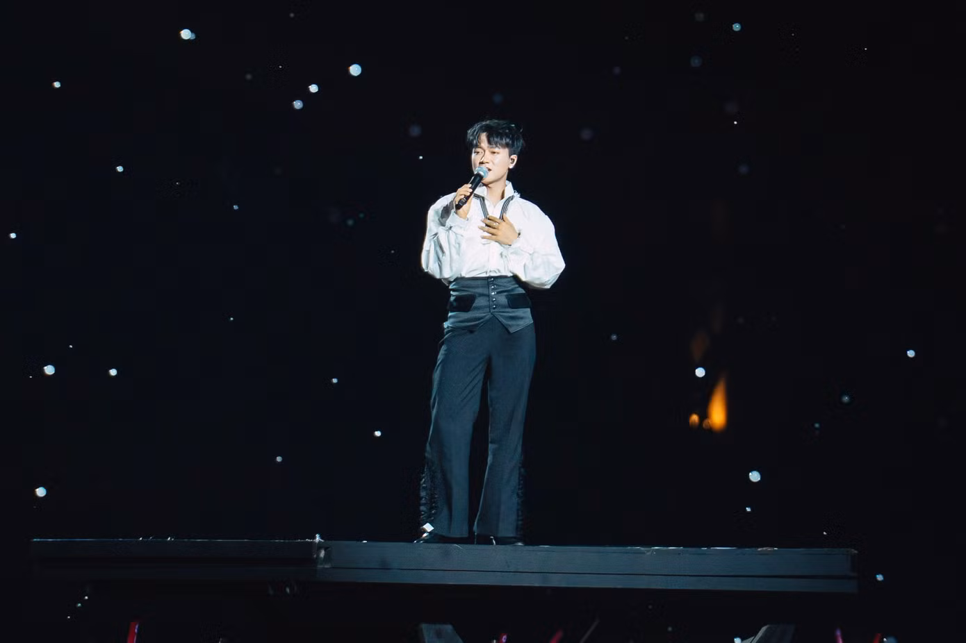 BTC concert Anh trai vượt ngàn chông gai luôn cố gắng làm mới trong mỗi lần tổ chức. Trong lần tổ chức thứ 5, BTC đem tới cho khán giả những ca khúc lần đầu được trình diễn như Phai, Những kẻ mộng mơ - Dẫu có lỗi lầm... Bên cạnh đó, những ca khúc cũ được làm mới bằng cách phối lại hoặc dàn nghệ sĩ biểu diễn mới. Tiết mục Lặng bên cạnh sự xuất hiện như thường lệ của Quốc Thiên còn có thêm Soobin, Bùi Công Nam cùng người thể hiện gốc - Rhymastic. BTC concert Anh trai vượt ngàn chông gai luôn cố gắng làm mới trong mỗi lần tổ chức. Trong lần tổ chức thứ 5, BTC đem tới cho khán giả những ca khúc lần đầu được trình diễn như Phai, Những kẻ mộng mơ - Dẫu có lỗi lầm... Bên cạnh đó, những ca khúc cũ được làm mới bằng cách phối lại hoặc dàn nghệ sĩ biểu diễn mới. Tiết mục Lặng bên cạnh sự xuất hiện như thường lệ của Quốc Thiên còn có thêm Soobin, Bùi Công Nam cùng người thể hiện gốc - Rhymastic.