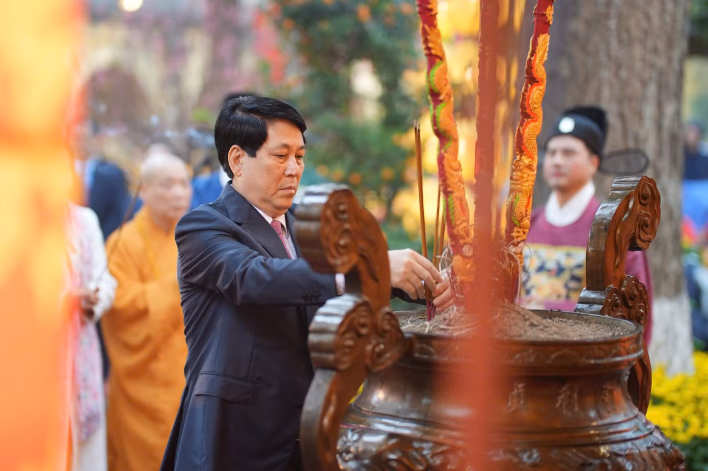Khu trung tâm Hoàng Thành Thăng Long - Hà Nội là nơi hội tụ và kết tinh các giá trị lịch sử, văn hóa của đất nước trong suốt chiều dài 13 thế kỷ, trong đó 7 thế kỷ nối tiếp nhau liên tục là nơi trị vì của 52 vị Vua các triều đại quốc gia Đại Việt độc lập.