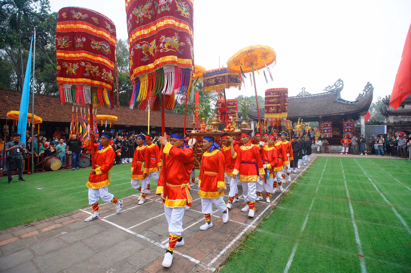 Nghi lễ rước kiệu, nghiềm quân bắt đầu từ đầu giờ chiều ngày 7/4. Để chuẩn bị cho nghiềm quân, người dân làng Giá đã mất gần một tháng để chuẩn bị, luyện tập.