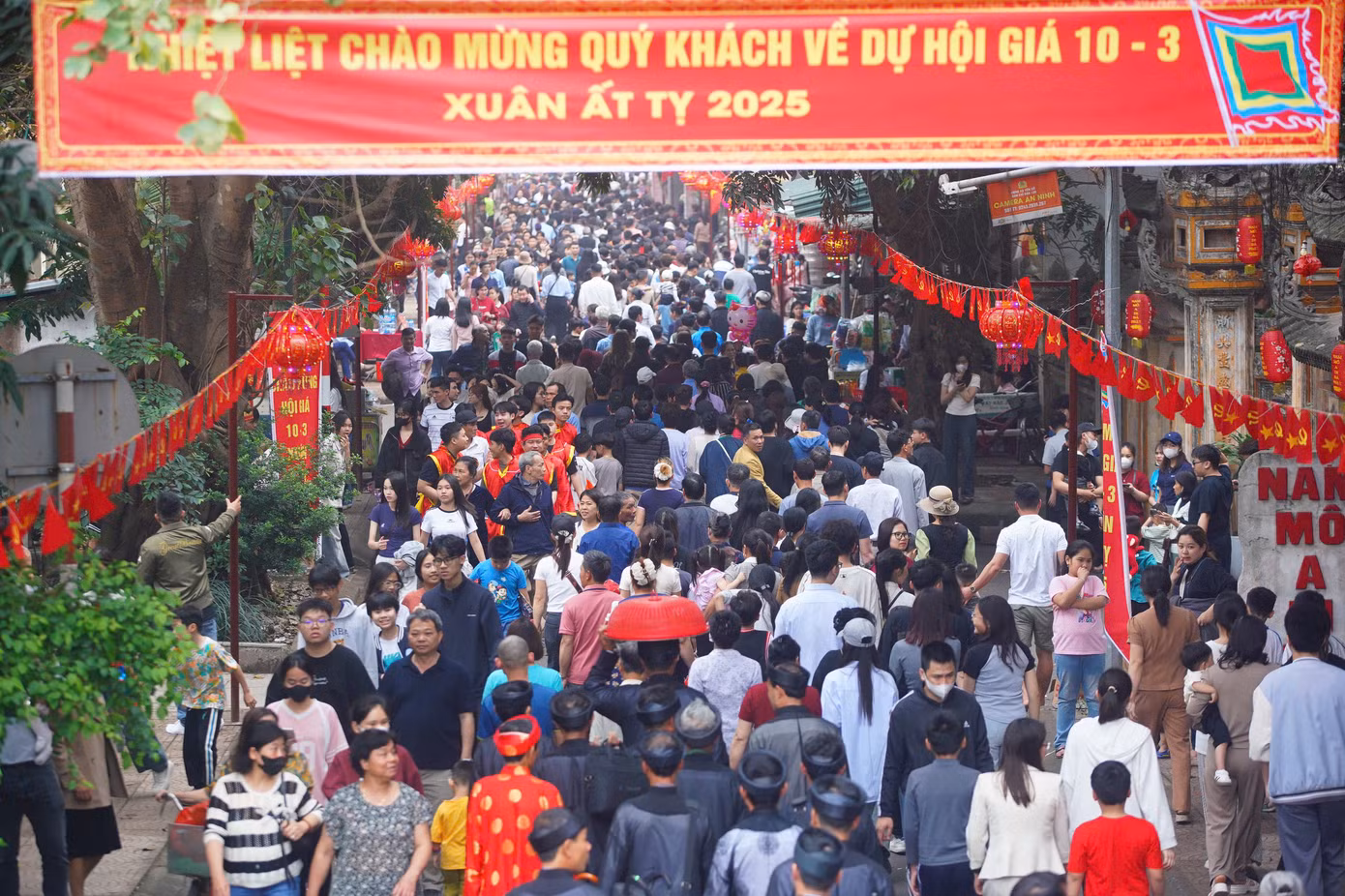 Lễ hội truyền thống làng Giá (Yên Sở, Hoài Đức, Hà Nội) năm 2025 được tổ chức vào ngày 7/4 (10/3 âm lịch). Làng Giá mở hội hàng năm, hội lớn 5 năm/lần. Dân gian có câu "Bơi Đăm, rước Giá, hội Thầy" để nhắc nhớ về lễ hội truyền thống đặc sắc này.