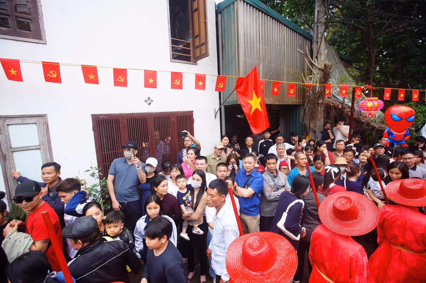 Nhiều người có mặt từ sớm để chiếm được chỗ đẹp xem trọn vẹn được lễ rước, nghiềm quân 5 năm mới có một lần.