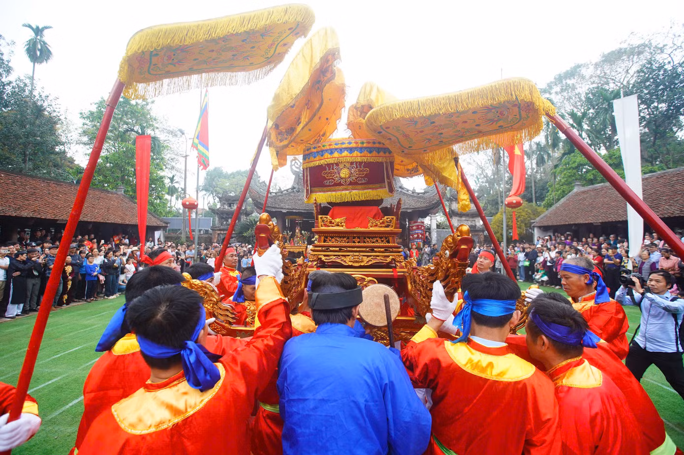 Điểm nhấn của lễ hội làng Giá là nghi thức rước giá. Ngoài ra, nghiềm quân - trò diễn tái hiện trận đánh của tướng quân Lý Phục Man với giặc Lương, giúp vua Lý Nam Đế lập nước Vạn Xuân - được dân làng, du khách thập phương chờ đón.