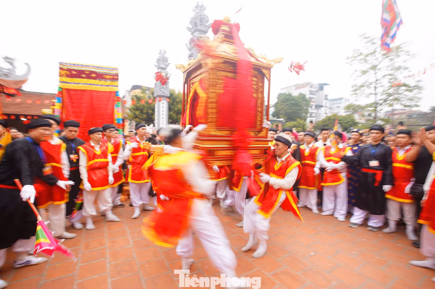 Các cụ cao niên địa phương cho biết kiệu bay là do các Thánh chào nhau và thể hiện niềm vui hội ngộ.