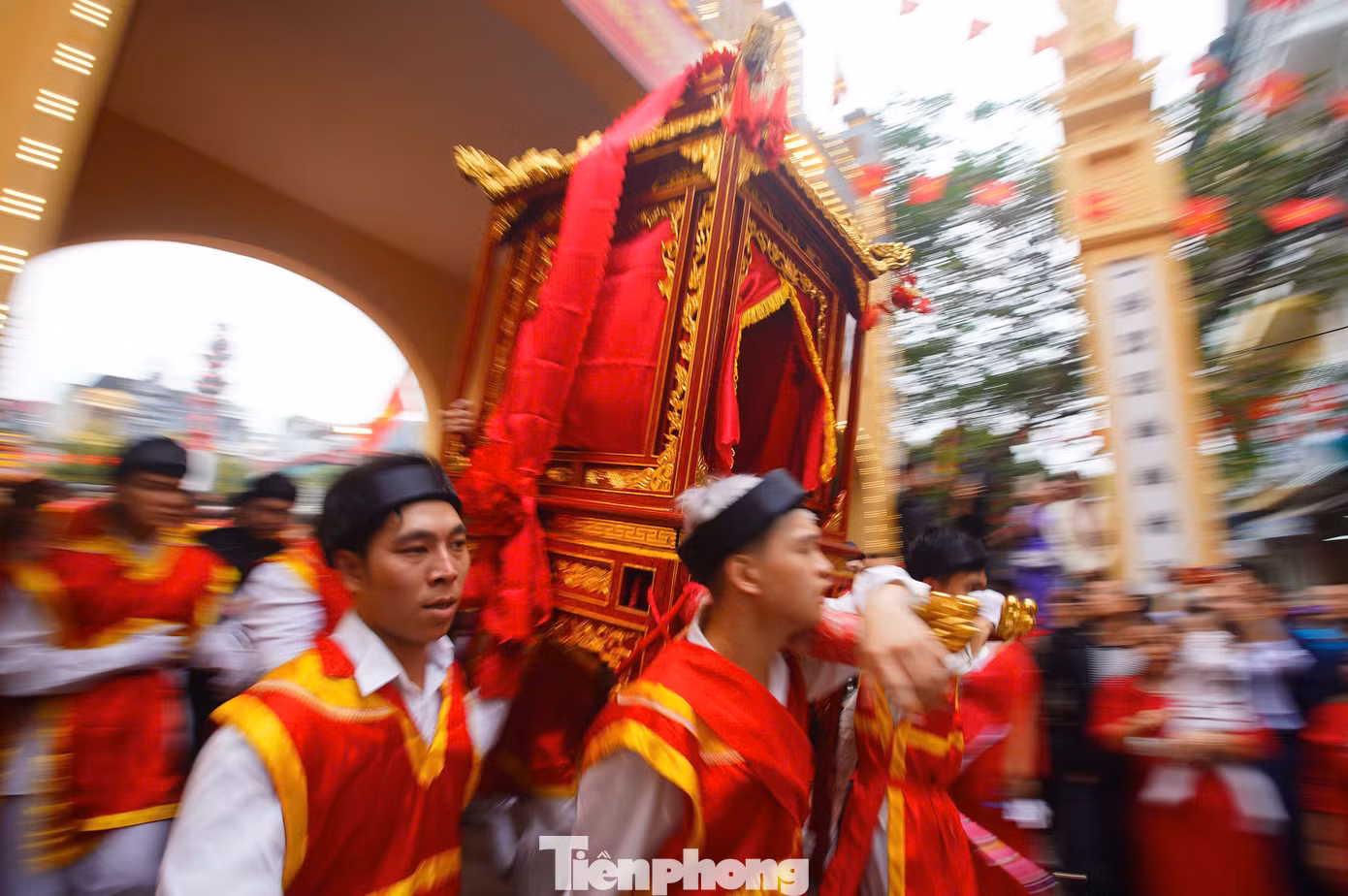 Vào ngày hội, các làng rước Thánh tại đình làng mình, sau đó đoàn rước Thánh di chuyển đến đình làng nào thì đoàn rước của làng đó ra đón mừng rồi nhập làm một để tới đình làng đăng cai tế lễ hội đồng.