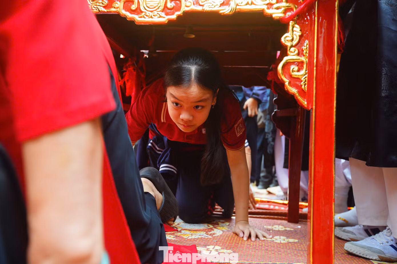 Người dân địa phương hào hứng xếp hàng, thực hiện nghi lễ chui qua kiệu để lấy may. Lễ hội 5 làng Mọc được công nhận là di sản văn hoá phi vật thể cấp quốc gia vào năm 2021.