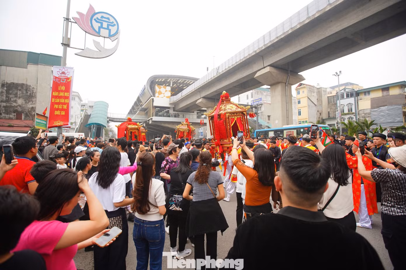 Đoàn rước vừa nâng kiệu, vừa chạy như bay ngoài đường phố, thu hút rất đông người qua đường tham gia. Lực lượng chức năng luôn phải túc trực để phân luồng giao thông và đảm bảo sự an toàn cho người rước kiệu và người xem hội.