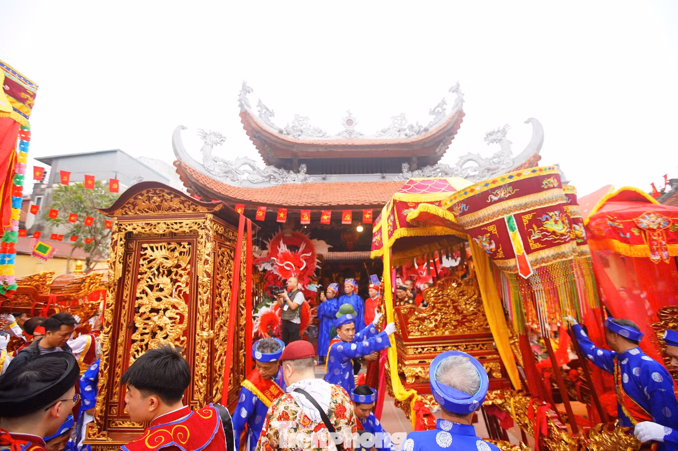 Lễ hội truyền thống 5 làng Mọc được hình thành từ tục kết chạ giữa 5 làng: Giáp Nhất, Chính Kinh, Cự Lộc, Quan Nhân và Phùng Khoang. Mỗi làng thờ một vị thành hoàng làng riêng. Làng Giáp Nhất thờ Phùng Luông - vị tướng dưới thời Bố Cái Đại Vương Phùng Hưng, làng Cự Chính thờ Đức Thánh Lã Đại Liệu - nha tướng dưới thời Ngô Quyền, làng Quan Nhân thờ Trung Nghĩa Đại Vương Hùng Lãng Công - người có công đánh giặc Nam Chiếu và dưới phủ thờ phu nhân là Thánh bà Trương Mỵ Nương, làng Phùng Khoang thờ Đoàn Thượng tướng quân.