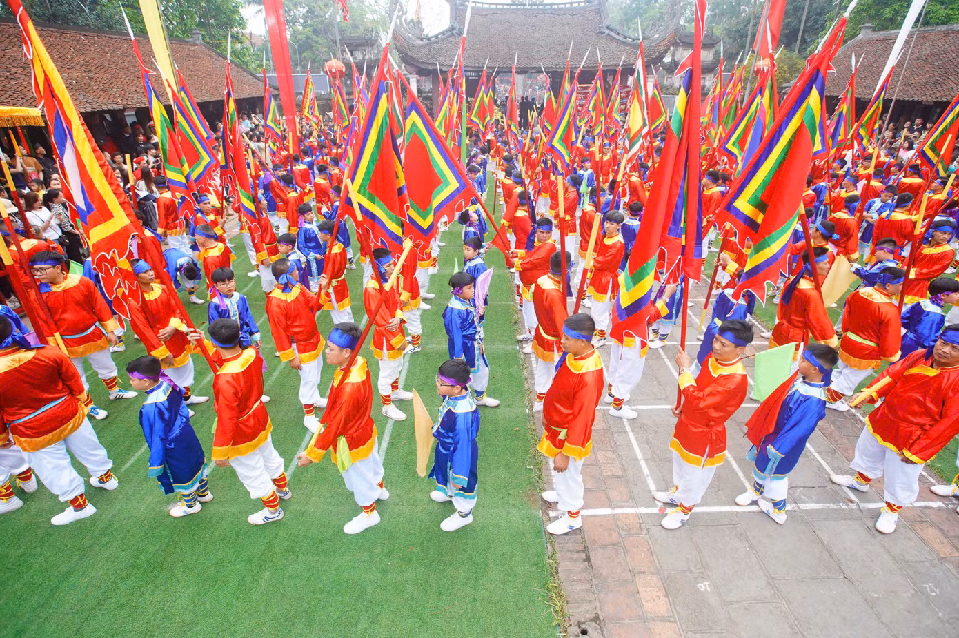 Nghiềm quân có sự tham gia của hàng trăm người dân làng Giá. Phần lớn người tham dự nghiềm quân là người trẻ, trai tráng trong làng.
