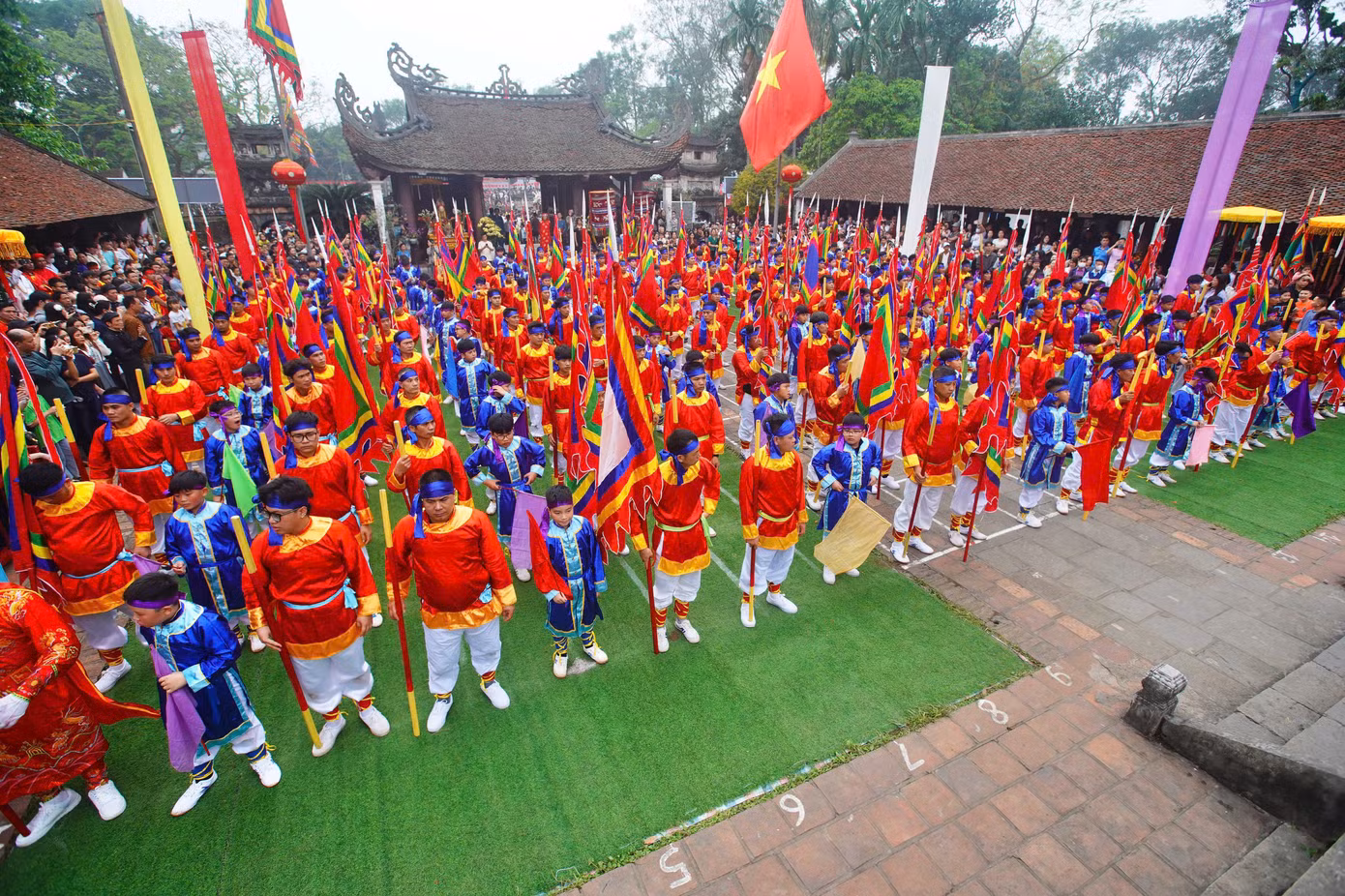 Nghiềm quân có sự tham gia của hàng trăm người dân làng Giá. Phần lớn người tham dự nghiềm quân là người trẻ, trai tráng trong làng.