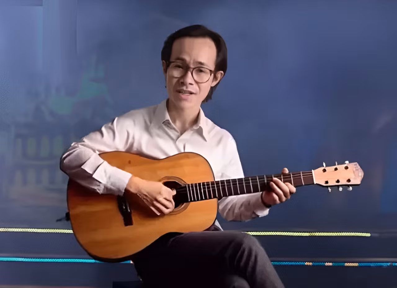 Cố nhạc sĩ Trịnh Công Sơn đánh đàn, hát ca khúc Nối vòng tay lớn.