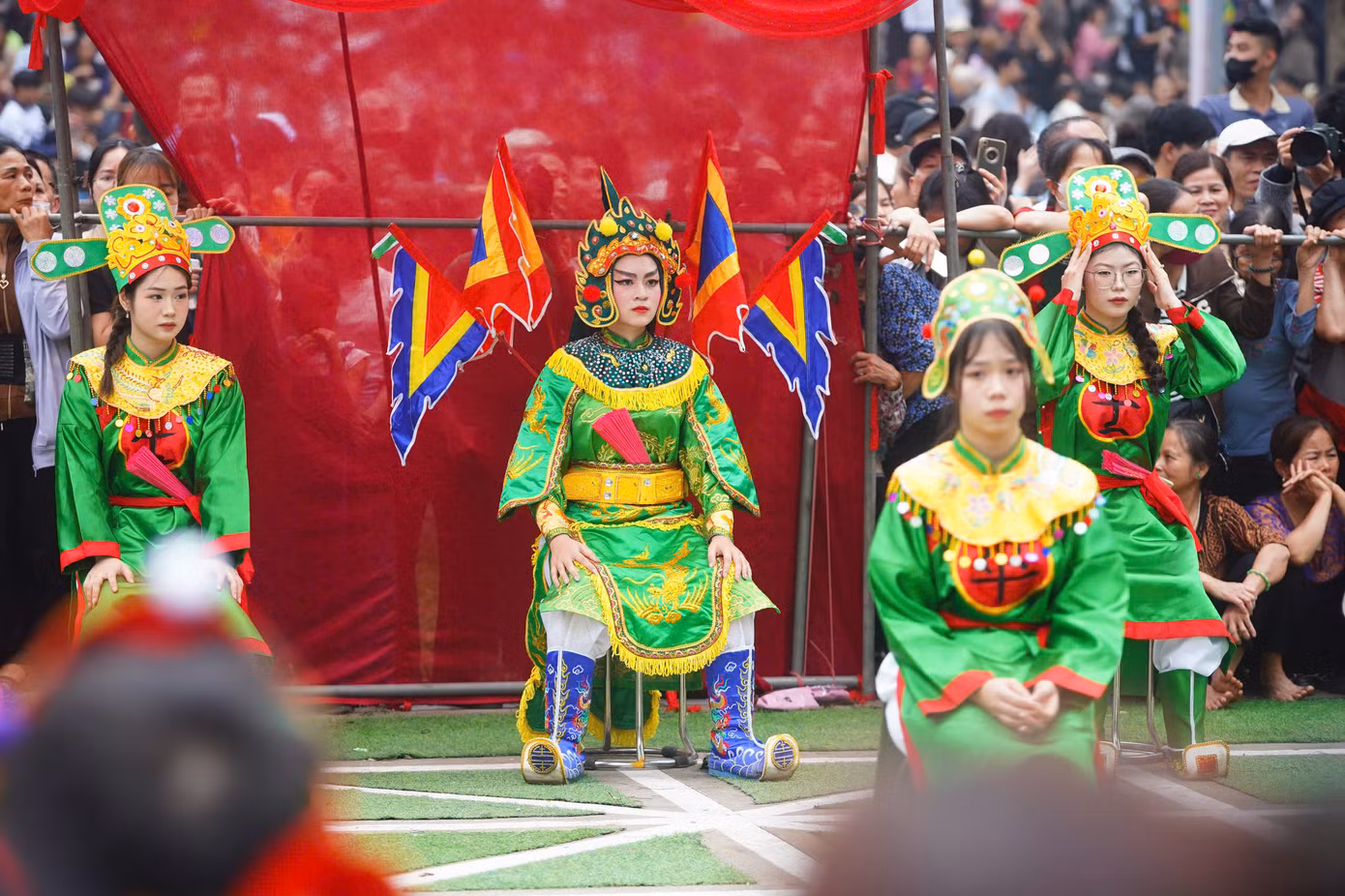 Lễ hội diễn ra đến hết ngày 9/4 (12/3 âm lịch), với các hoạt động tế lễ cổ truyền, nghiềm quân vào các buổi chiều hàng ngày. Bên cạnh đó là hoạt động thi đấu cờ người, vật dân tộc, văn nghệ chiếu chèo, các trò chơi dân gian...