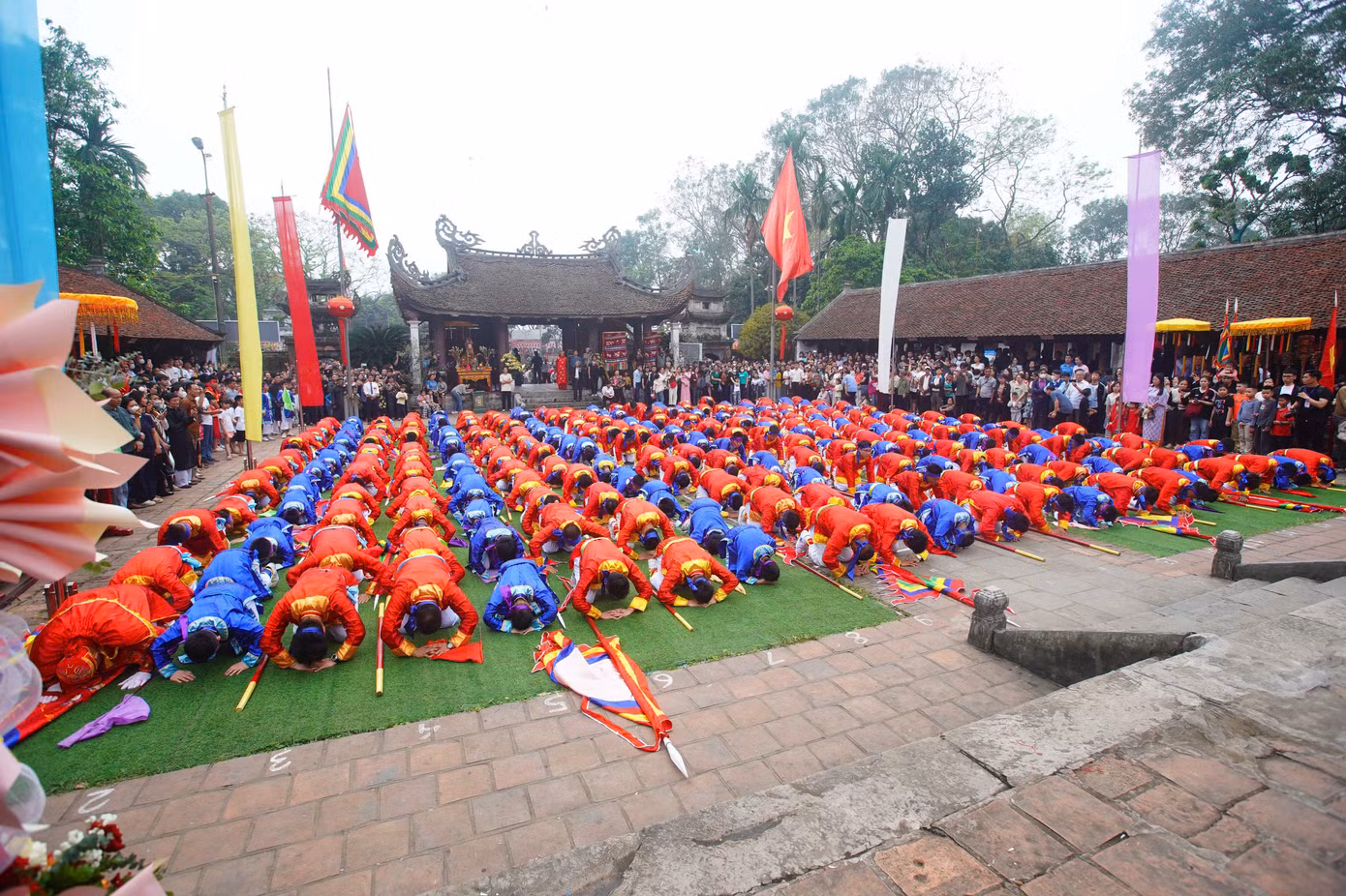 Nghiềm quân có sự tham gia của hàng trăm người dân làng Giá. Phần lớn người tham dự nghiềm quân là người trẻ, trai tráng trong làng.