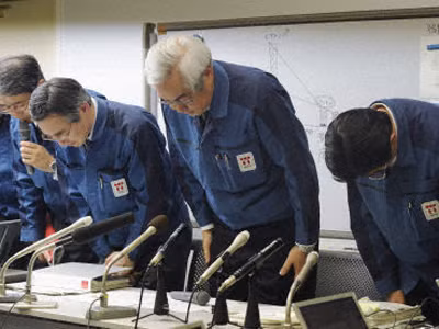 Ban lãnh đạo Tepco xin lỗi công chúng trong buổi họp báo ngày 27-3. Ảnh: Kyodo. Ban lãnh đạo Tepco xin lỗi công chúng trong buổi họp báo ngày 27-3 Ảnh: Kyodo
