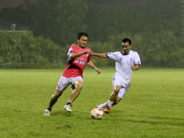 Nghệ sĩ hài Thành Trung (áo trắng) trong pha tranh bóng quyết liệt. Nghệ sĩ hài Thành Trung (áo trắng) trong pha tranh bóng quyết liệt