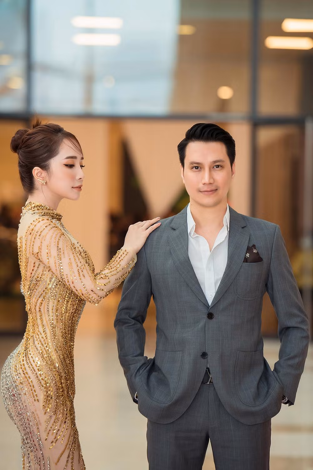 Cả hai không ngần ngại tạo dáng bên nhau và Việt Anh rất ga-lăng, tận tình với Quỳnh Nga.