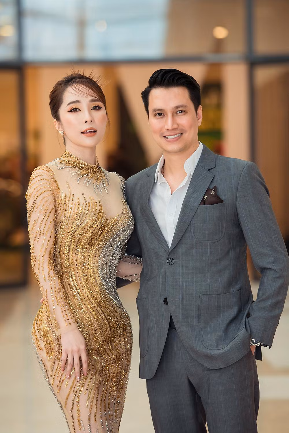 Thời gian gần đây có nhiều tin đồn tình cảm về Việt Anh và Quỳnh Nga tuy nhiên cả hai vẫn chưa lên tiếng xác nhận. Mặc dù cùng xuất hiện ở nhiều sự kiện với hội bạn bè nhưng đây là lần hiếm hoi cả hai chịu chụp ảnh riêng và thể hiện sự thân mật nơi công cộng.