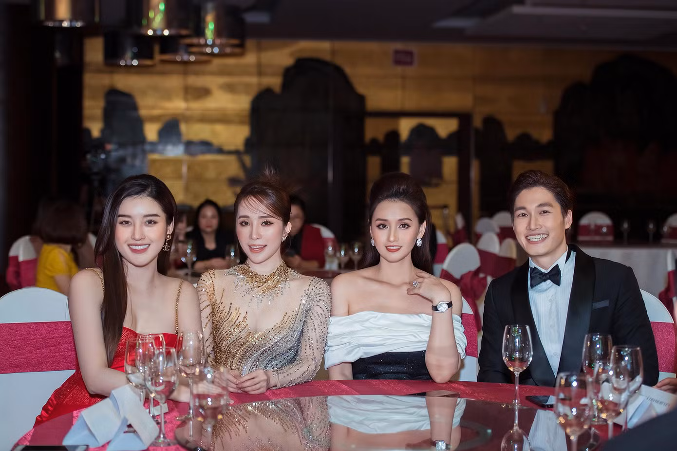 Việt Nga hội ngộ Á hậu Huyền My. Nàng á hậu diện váy cúp ngực khoe nhan sắc nóng bỏng.