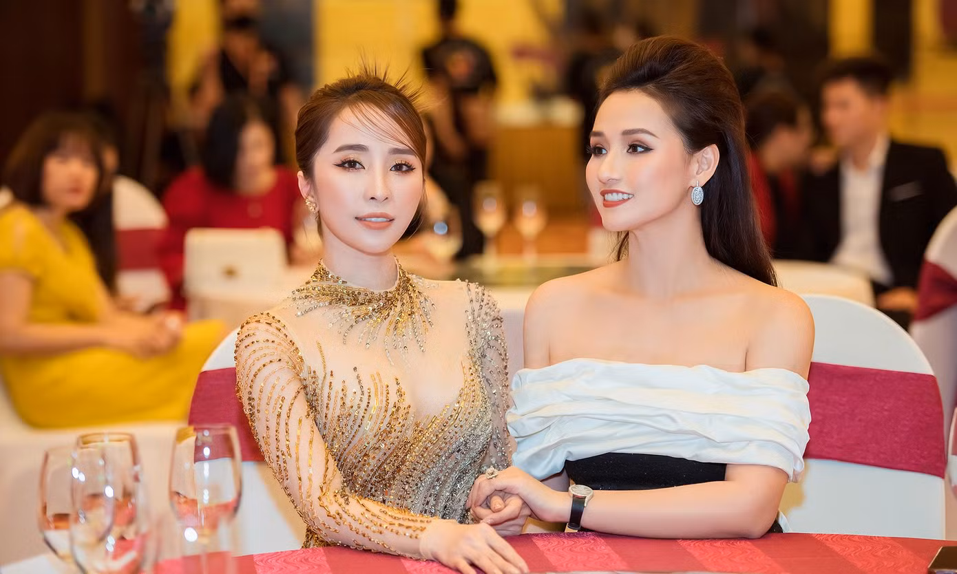 Quỳnh Nga và Lã Thanh Huyền là hai chị em rất thân thiết trong công việc và ngoài đời thường.