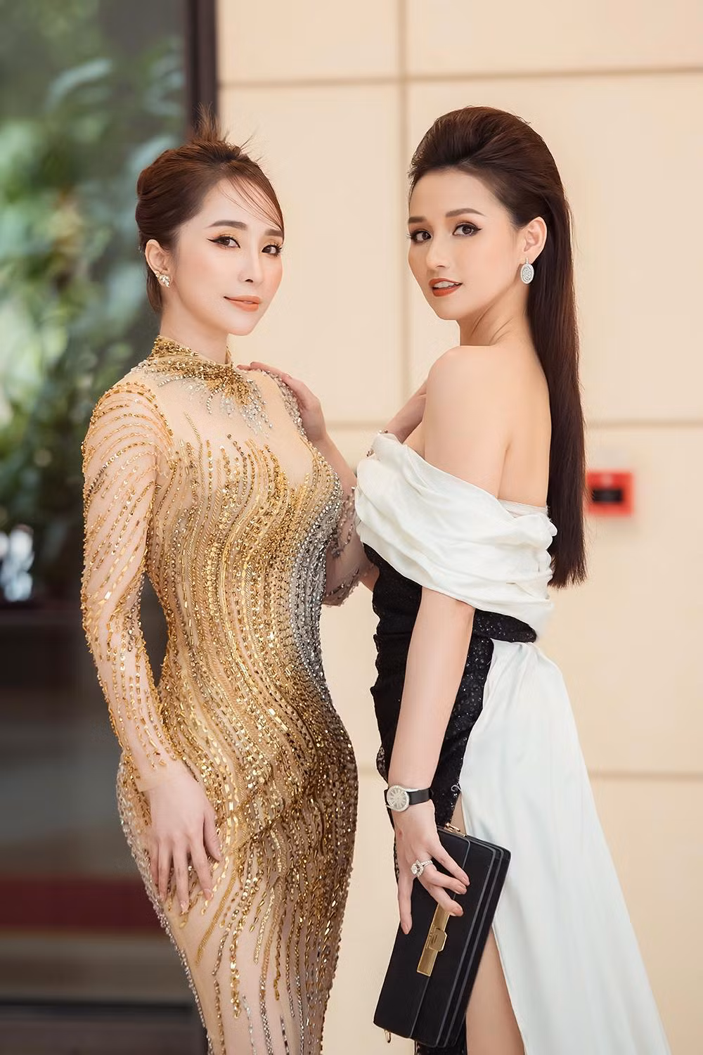 Diễn viên họ Lã diện váy dạ hội tông màu đen - trắng, khoe trọn vai trần gợi cảm.