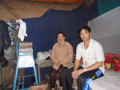 Vợ chồng ông Ước tại nơi ở tạm dưới chân cầu Xương Giang. Ảnh: K.N 