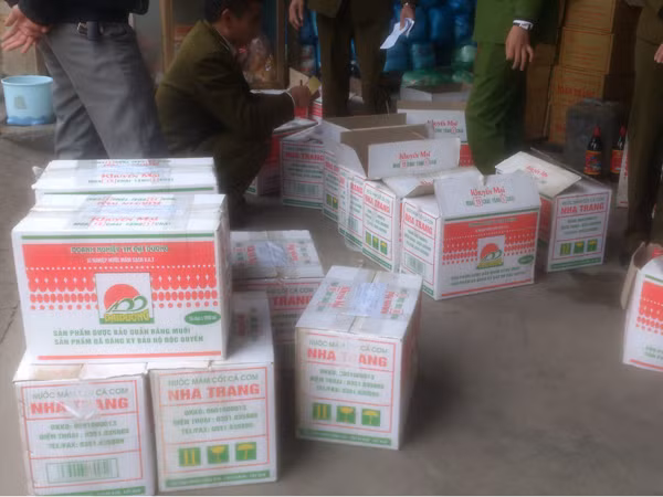 Đoàn kiểm tra tiến hàng niêm phong lô hàng bị phát hiện. Ảnh: Tuấn Nguyễn