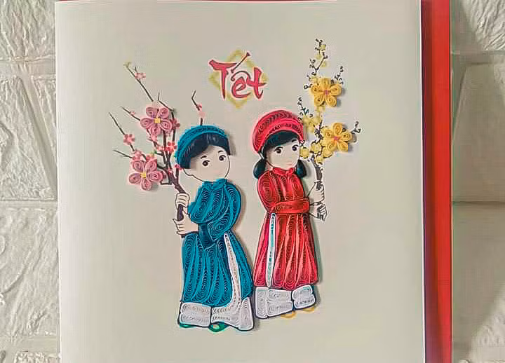 Những bức tranh Tết độc đáo, bắt mắt được tạo ra từ đôi bàn tay khéo léo của chị Láng đang được nhiều người đặt hàng làm quà tặng cho người thân, bạn bè trong dịp Tết Nguyên đán.