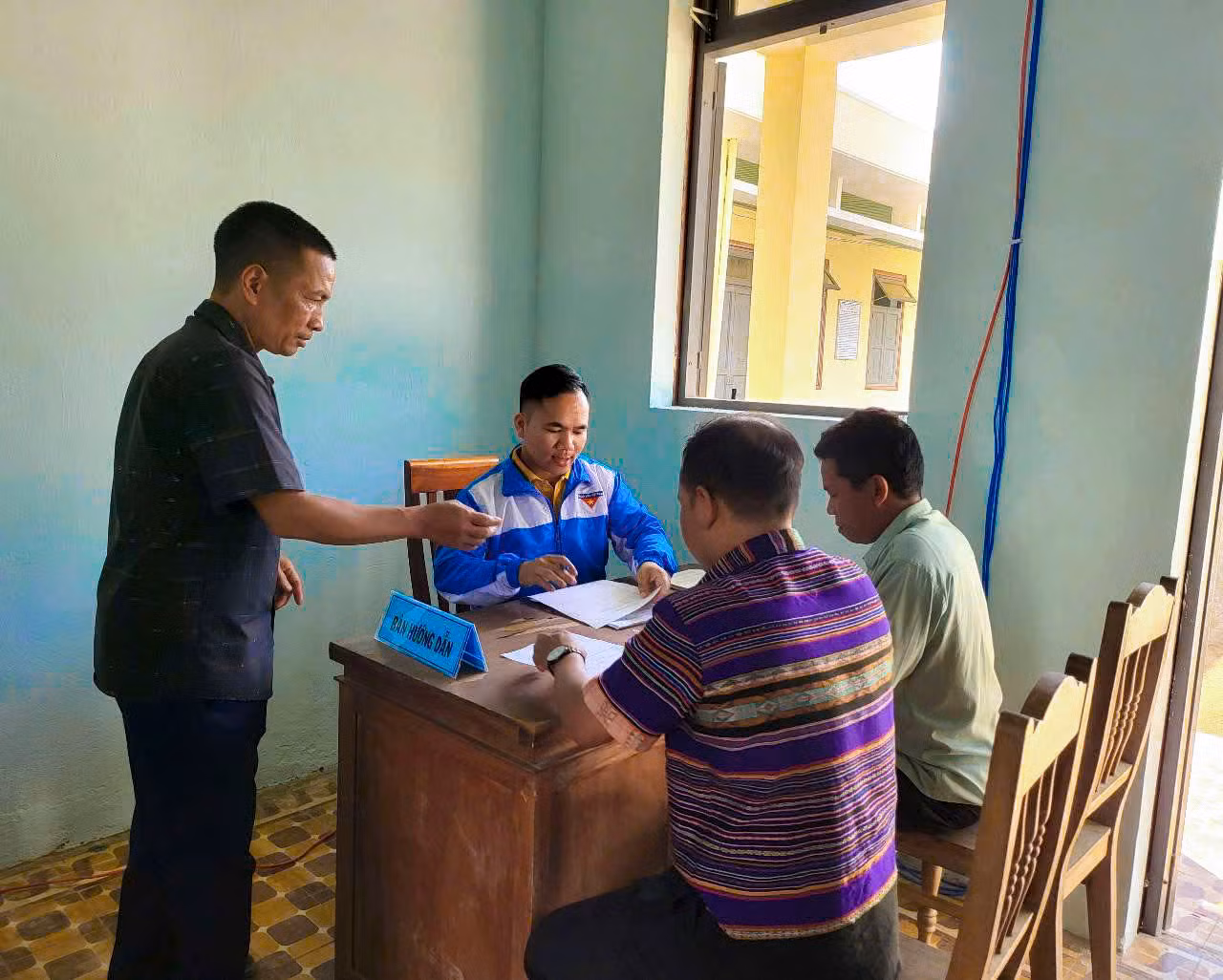 Đồng bào Cơ Tu mang theo giấy tờ, hồ sơ đến thực hiện các thủ tục hành chính như đăng ký khai sinh, xác nhận cư trú, kê khai thông tin định danh điện tử trên Cổng dịch vụ công được bạn trẻ hướng dẫn cụ thể từng bước.