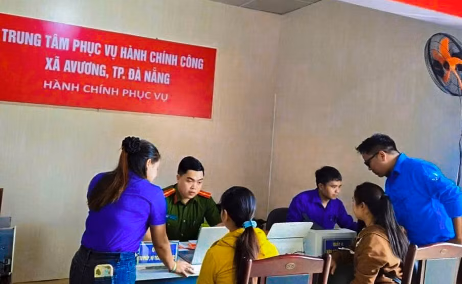 Các đội hình thanh niên tình nguyện tận tình hướng dẫn từng thao tác từ cách cài đặt, sử dụng ứng dụng VNeID, đăng nhập Cổng dịch vụ công quốc gia đến tra cứu thông tin, quét mã QR hay nộp hồ sơ trực tuyến...