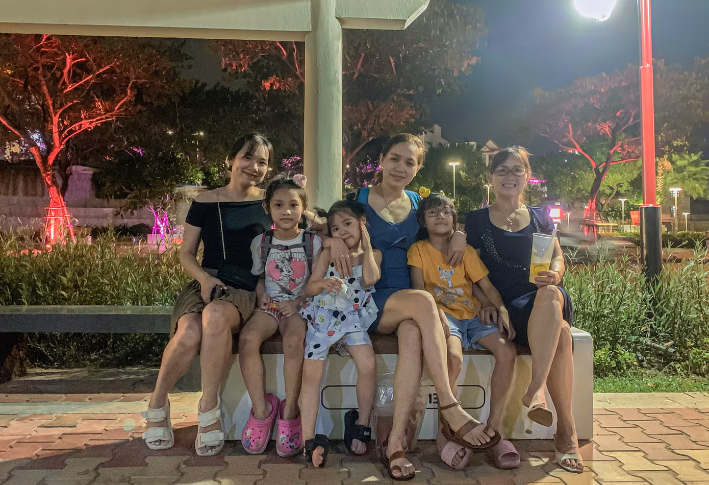 Chị Phạm Thị Mỹ Chi (trú quận Liên Chiểu) cho biết, tranh thủ tuyến phố chưa khai trương, lượng người chưa đông nên chị đưa con cái đến vui chơi, giải trí. “Sợ ngày khai trương sẽ đông nên tôi đã dẫn con mình đi chơi sớm hơn để khỏi phải chen lấn. Tôi thấy không khí ở đây mát mẻ, trong lành rất thích hợp để mọi người đưa con đi dạo, ngắm cảnh”, chị Chi nói. Chị Phạm Thị Mỹ Chi (trú quận Liên Chiểu) cho biết, tranh thủ tuyến phố chưa khai trương, lượng người chưa đông nên chị đưa con cái đến vui chơi, giải trí. “Sợ ngày khai trương sẽ đông nên tôi đã dẫn con mình đi chơi sớm hơn để khỏi phải chen lấn. Tôi thấy không khí ở đây mát mẻ, trong lành rất thích hợp để mọi người đưa con đi dạo, ngắm cảnh”, chị Chi nói.