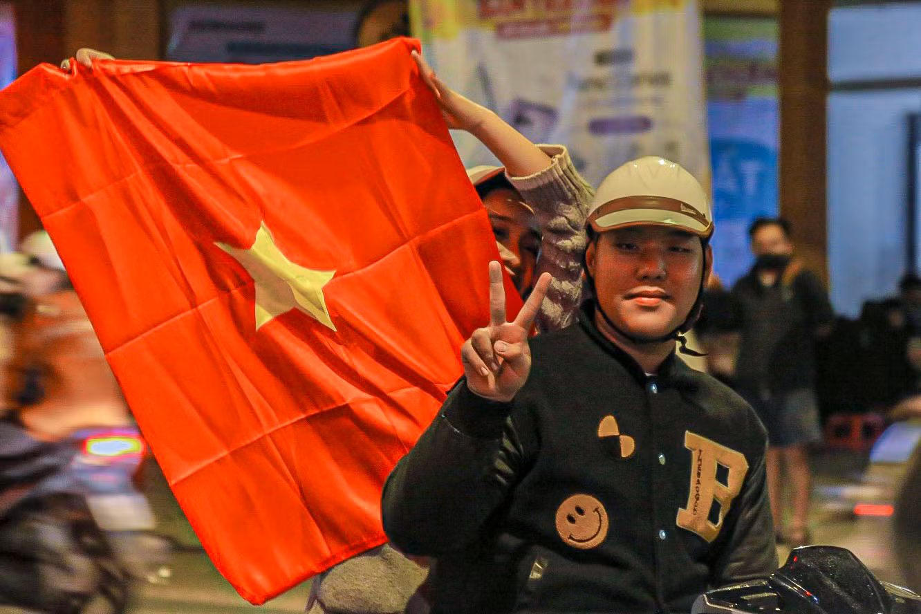 Nhiều nhóm bạn trẻ cùng nhau tham gia ăn mừng, tạo nên tinh thần đoàn kết cùng tình yêu bóng đá.