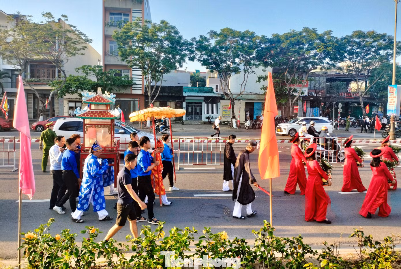 Ông Nguyễn Hữu Công – Phó Chủ tịch UBND quận Thanh Khê cho biết lễ hội cầu ngư quận Thanh Khê được trao truyền qua các thế hệ, đã tiếp nhận tâm lý, đời sống sinh hoạt, tư tưởng văn hóa, nghệ thuật dân gian, tạo thành bản sắc riêng của đời sống tinh thần người dân Thanh Khê.