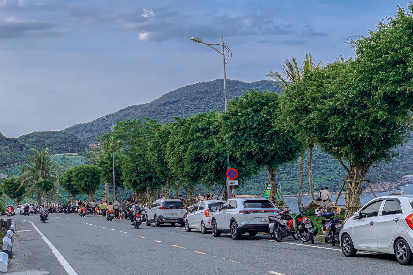 Lên bán đảo Sơn Trà có thể tận hưởng những làn gió mát trong lành từ biển thổi vào, xung quanh cây cối tỏa bóng mát rất thích hợp để người dân và du khách tránh nóng trong những ngày hè oi bức.
