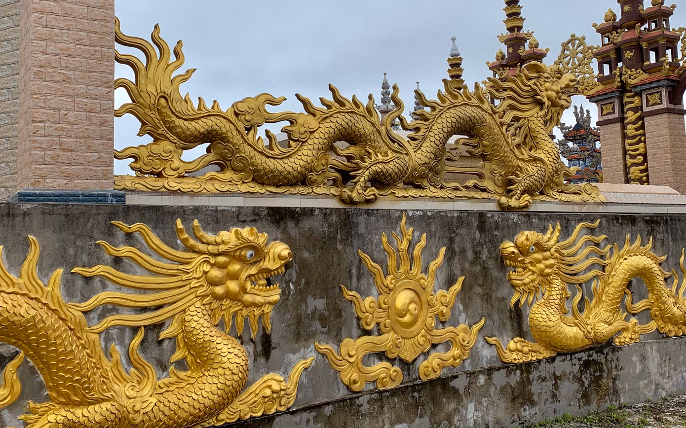 Các linh vật như rồng, phượng hay những hoa văn trên mộ được khảm sành, sứ với những cổng tam quan, mái ngói lưu ly, câu đối, bia đá… công phu và tỉ mỉ.