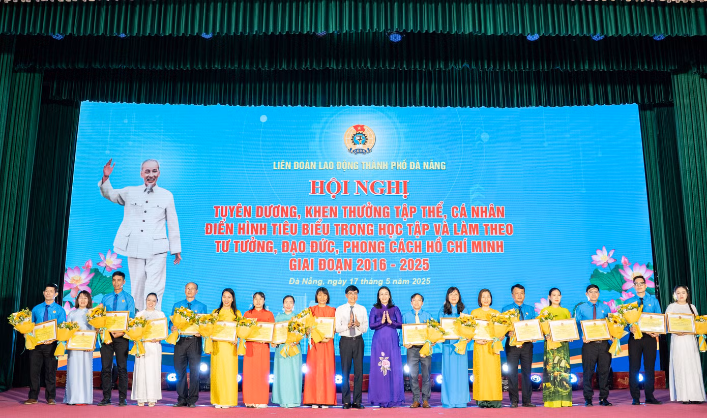 Khen thưởng các tập thể, cá nhân có thành tích xuất sắc trong việc triển khai, thực hiện Chỉ thị số 05-CT/TW. Khen thưởng các tập thể, cá nhân có thành tích xuất sắc trong việc triển khai, thực hiện Chỉ thị số 05-CT/TW.