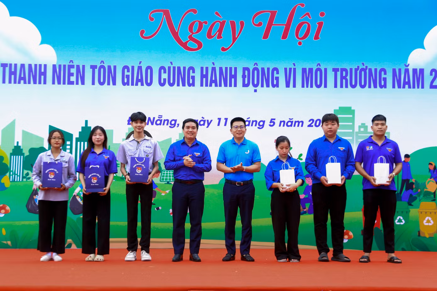 Trong khuôn khổ chương trình, Thành Đoàn Đà Nẵng trao quà tặng thanh niên tôn giáo và tặng 14 thùng rác cho các cơ sở tôn giáo.