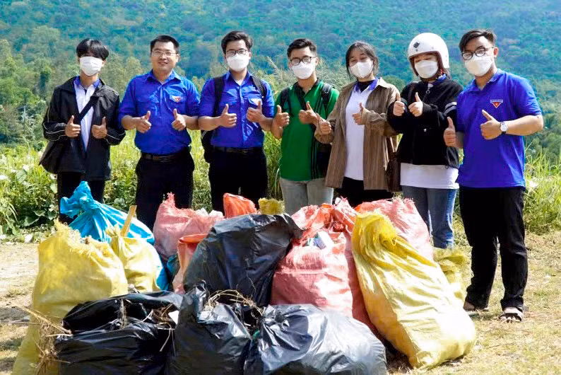 Trước đó, lực lượng thanh niên các tôn giáo trên địa bàn thành phố đã đẩy mạnh các hoạt động như ra quân dọn dẹp vệ sinh đường phố, kiệt hẻm, phân loại rác tại nguồn, xóa các biển quảng cáo rao vặt sai quy định, cùng với đó là các chiến dịch ra quân làm sạch biển, các hoạt động hưởng ứng "Ngày Chủ nhật xanh", chương trình "Lặn biển nhặt rác - Giải cứu san hô", các phong trào chống rác thải nhựa…