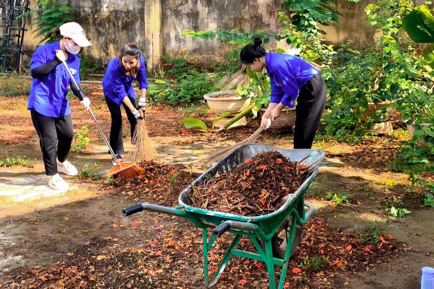 Trước đó, lực lượng thanh niên các tôn giáo trên địa bàn thành phố đã đẩy mạnh các hoạt động như ra quân dọn dẹp vệ sinh đường phố, kiệt hẻm, phân loại rác tại nguồn, xóa các biển quảng cáo rao vặt sai quy định, cùng với đó là các chiến dịch ra quân làm sạch biển, các hoạt động hưởng ứng "Ngày Chủ nhật xanh", chương trình "Lặn biển nhặt rác - Giải cứu san hô", các phong trào chống rác thải nhựa…
