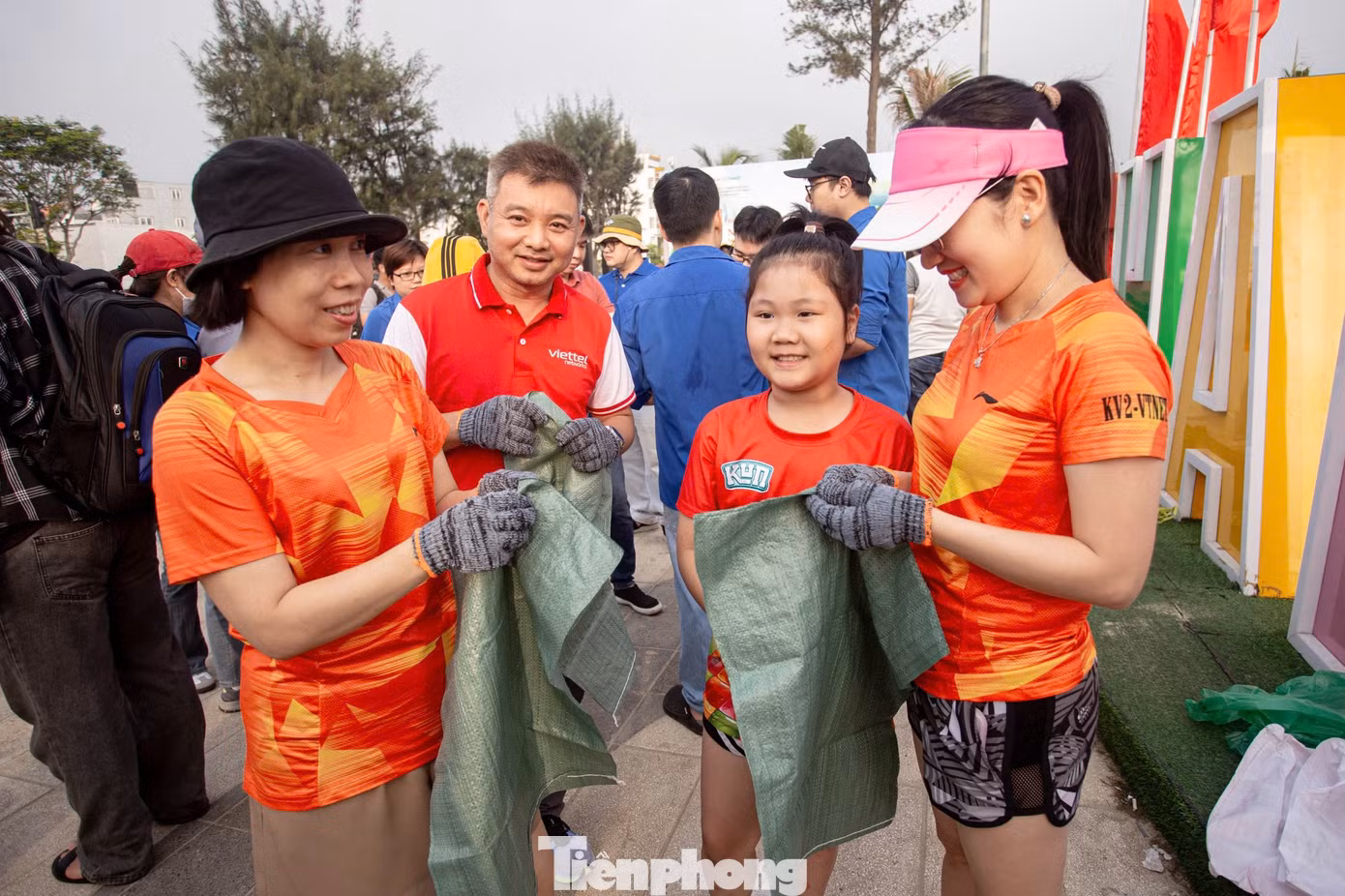 Các tình nguyện viên theo đơn vị hoặc chia thành từng nhóm nhỏ, mang theo bao đựng rác, bao tay và kẹp để thu gom rác ở khu vực bãi cát ven biển dọc tuyến đường Nguyễn Tất Thành. Các tình nguyện viên theo đơn vị hoặc chia thành từng nhóm nhỏ, mang theo bao đựng rác, bao tay và kẹp để thu gom rác ở khu vực bãi cát ven biển dọc tuyến đường Nguyễn Tất Thành.