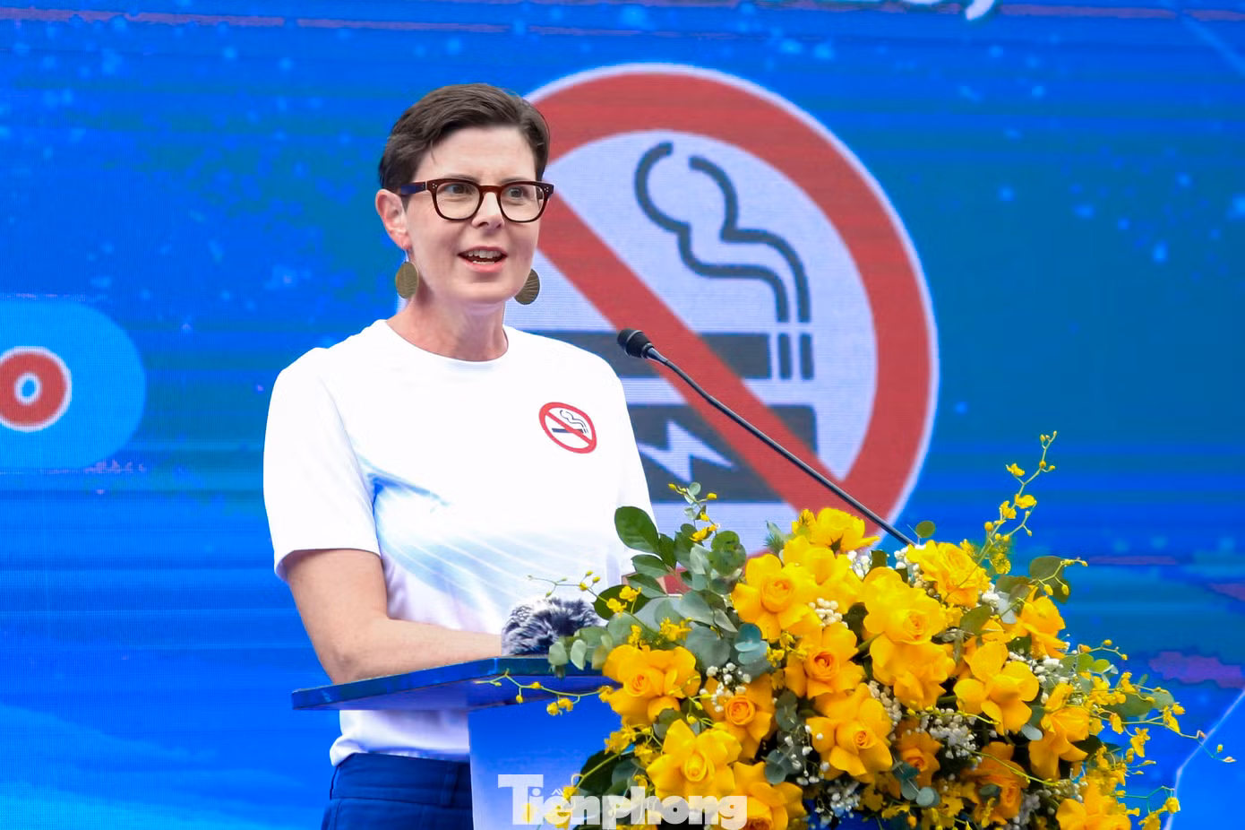 Tiến sĩ Angela Pratt - Trưởng Đại diện Tổ chức Y tế thế giới tại Việt Nam chia sẻ: "Tôi sẽ không bao giờ quên được niềm vui khi hay tin Quốc hội Việt Nam đã bỏ phiếu thông qua lệnh cấm thuốc lá điện tử và thuốc lá nung nóng. Đây là quyết định đúng đắn, đặt sức khỏe của người trẻ lên hàng đầu. Những sản phẩm này chứa các hóa chất độc hại có thể gây ung thư, bệnh tim, phổi và trong ngắn hạn thậm chí có thể gây tổn thương phổi nghiêm trọng hoặc tử vong. Đối với trẻ em và thanh thiếu niên, chúng còn ảnh hưởng tiêu cực đến sự phát triển của não bộ."