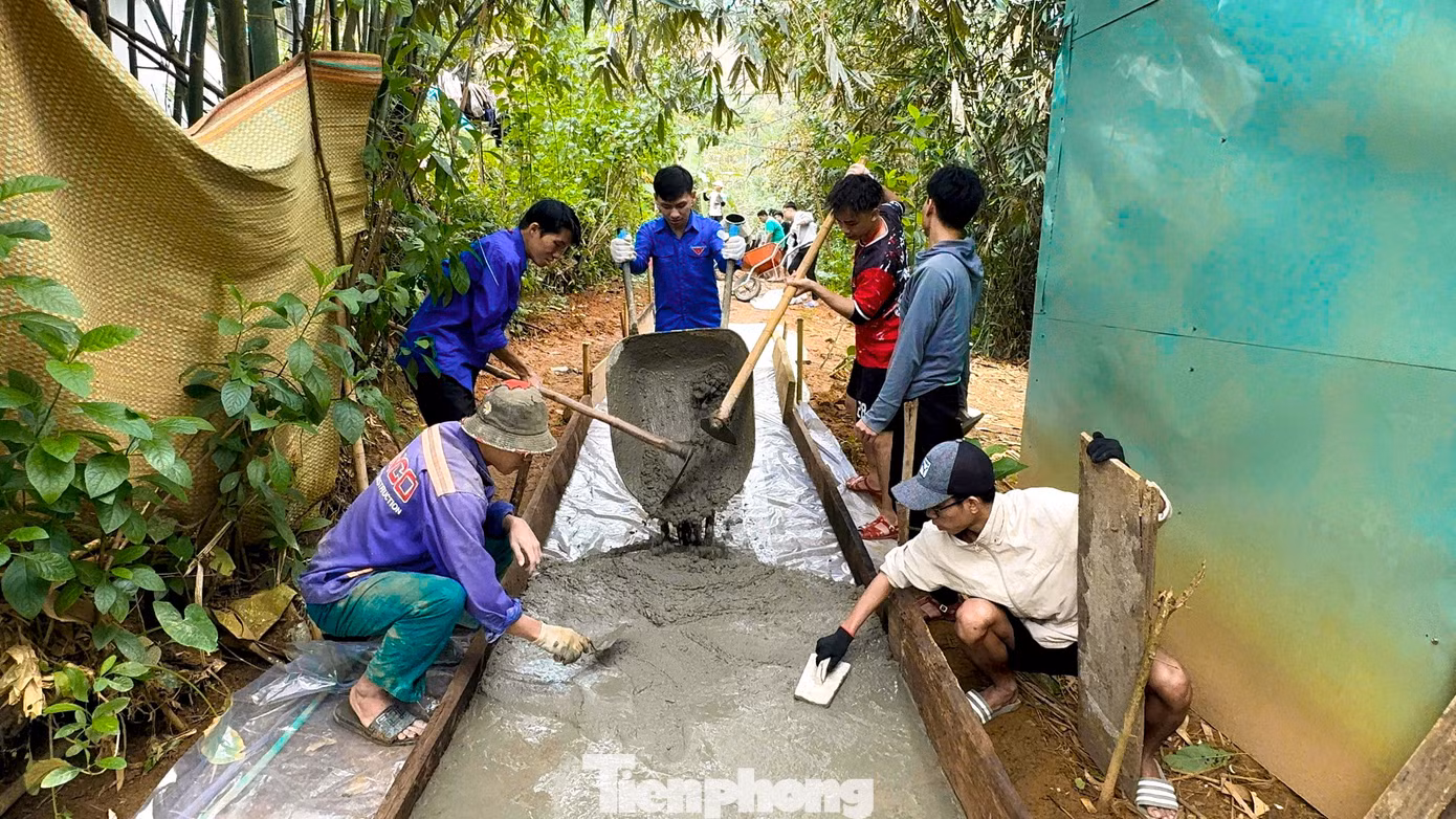 Những đoạn đường mới được các bạn trẻ hoàn thành trong 3 ngày để bà con vùng cao kịp vui xuân.