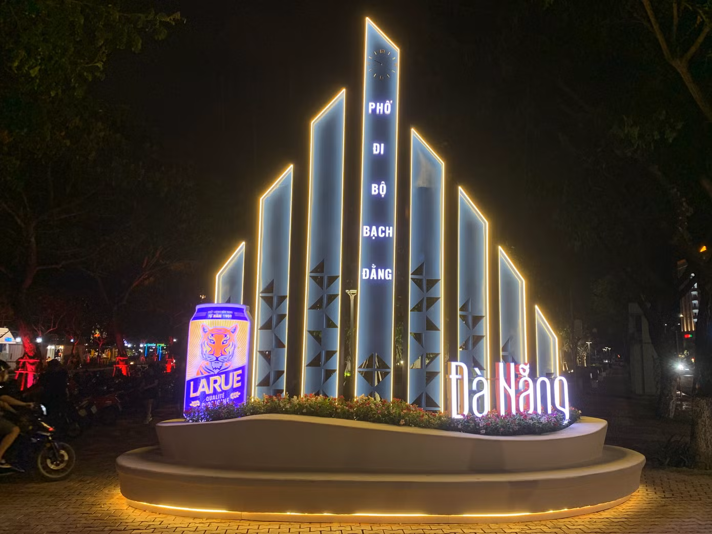 Tối nay (7/6), tuyến phố đi bộ Bạch Đằng sẽ chính thức khai trương và đi vào hoạt động, tuyến phố này được kỳ vọng sẽ là sản phẩm dịch vụ du lịch mới, điểm vui chơi giải trí về đêm cho du khách trong và ngoài nước khi đến với Đà Nẵng. Tối nay (7/6), tuyến phố đi bộ Bạch Đằng sẽ chính thức khai trương và đi vào hoạt động, tuyến phố này được kỳ vọng sẽ là sản phẩm dịch vụ du lịch mới, điểm vui chơi giải trí về đêm cho du khách trong và ngoài nước khi đến với Đà Nẵng.
