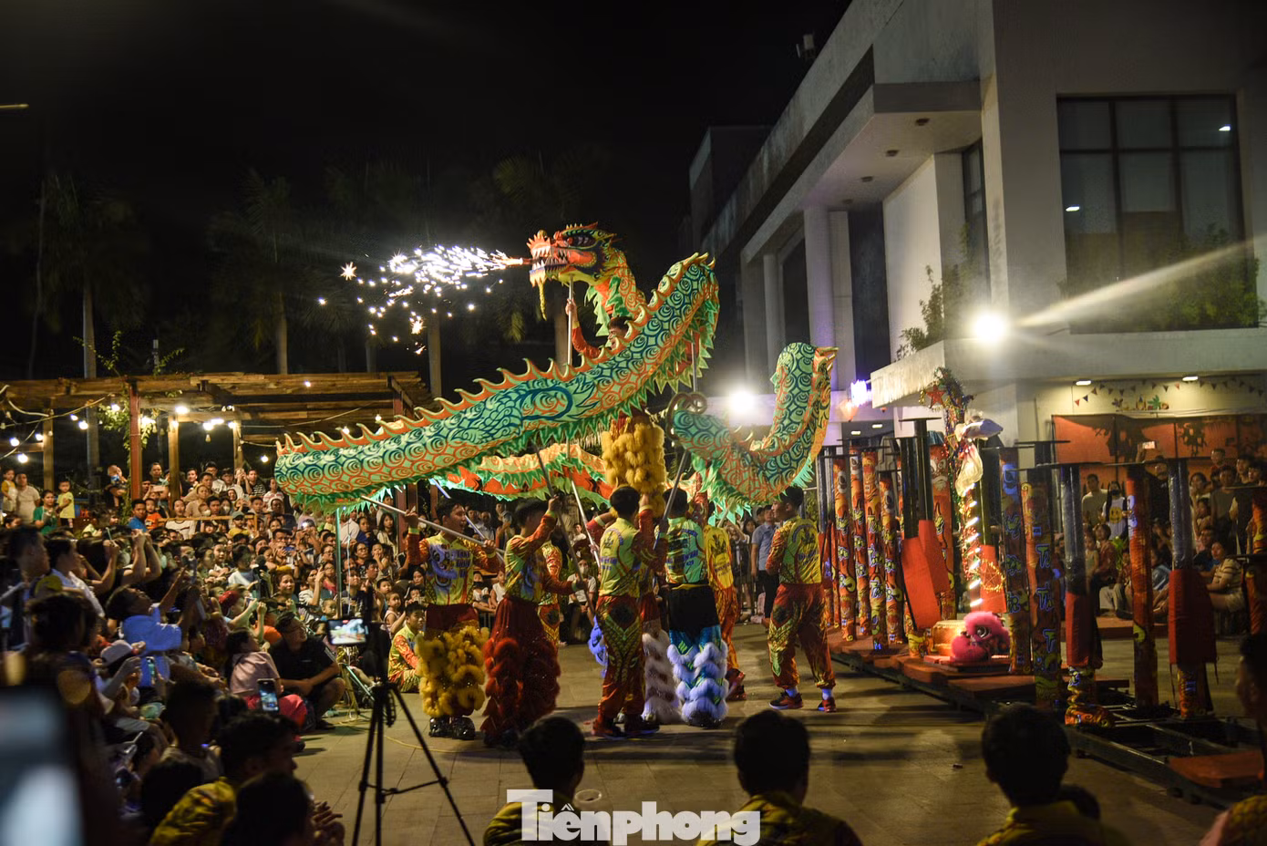 Từ khoảng 19h, các con đường xung quanh chợ đêm Helio chật kín người dân, du khách đến xem các đội lân biểu diễn.