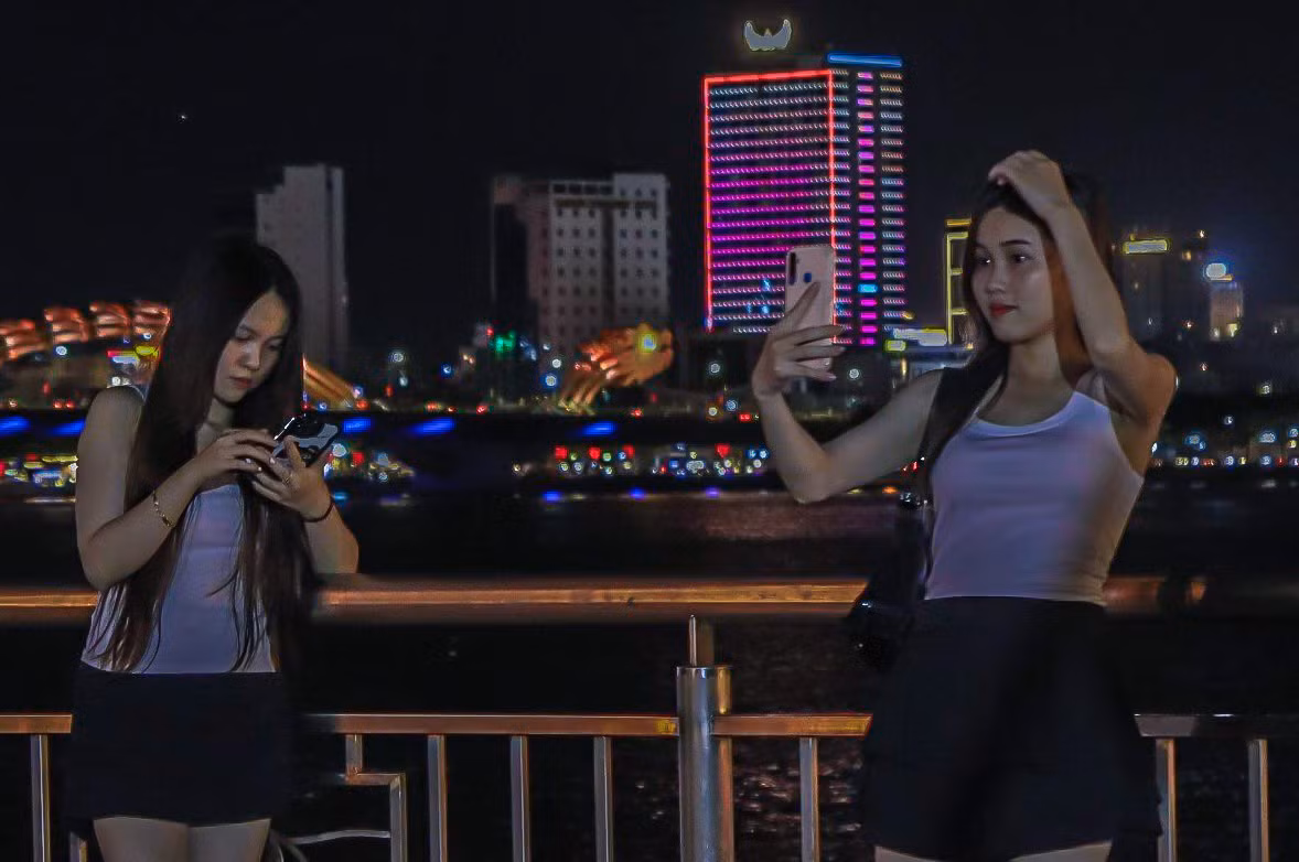 Các bạn trẻ cùng nhau tạo dáng, chụp hình trên tuyến phố đi bộ. Các bạn trẻ cùng nhau tạo dáng, chụp hình trên tuyến phố đi bộ.