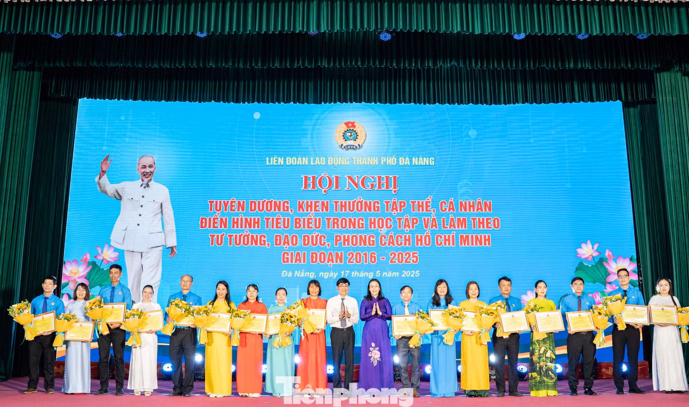 Khen thưởng các tập thể, cá nhân có thành tích xuất sắc trong việc triển khai, thực hiện Chỉ thị số 05-CT/TW.