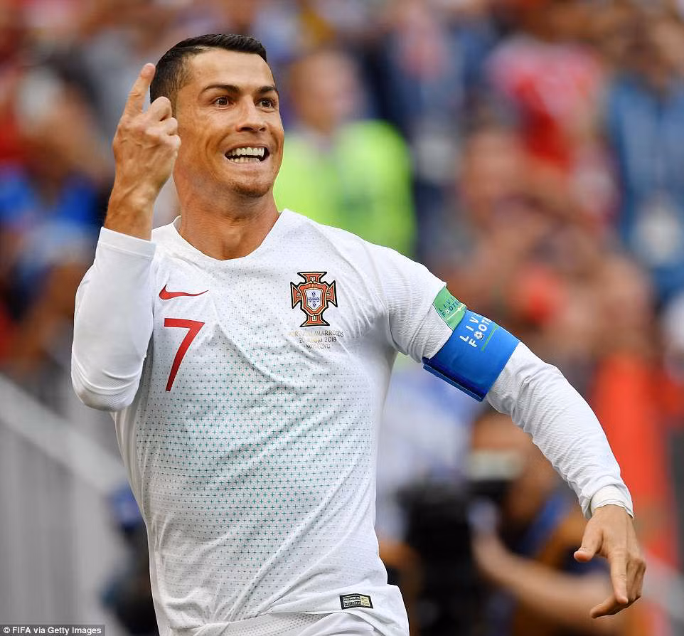 Đeo nhẫn nghi đính hôn, bạn gái Ronaldo nổi bật trên khán đài ảnh 12