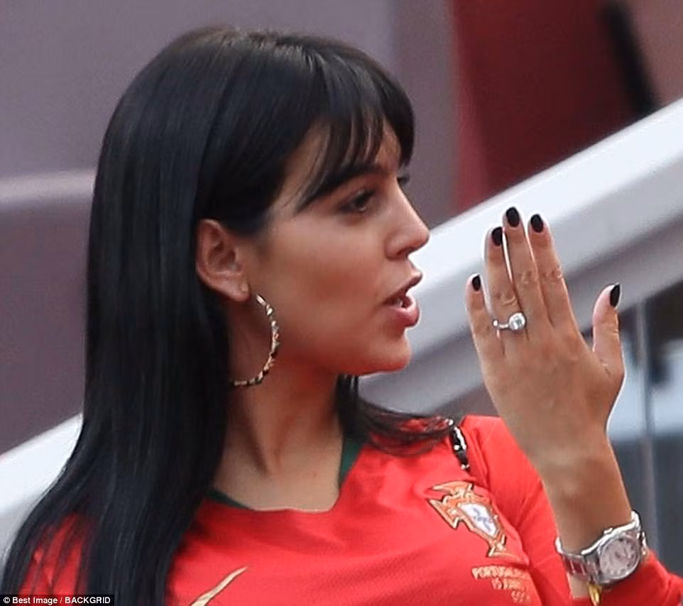 Đeo nhẫn nghi đính hôn, bạn gái Ronaldo nổi bật trên khán đài ảnh 1