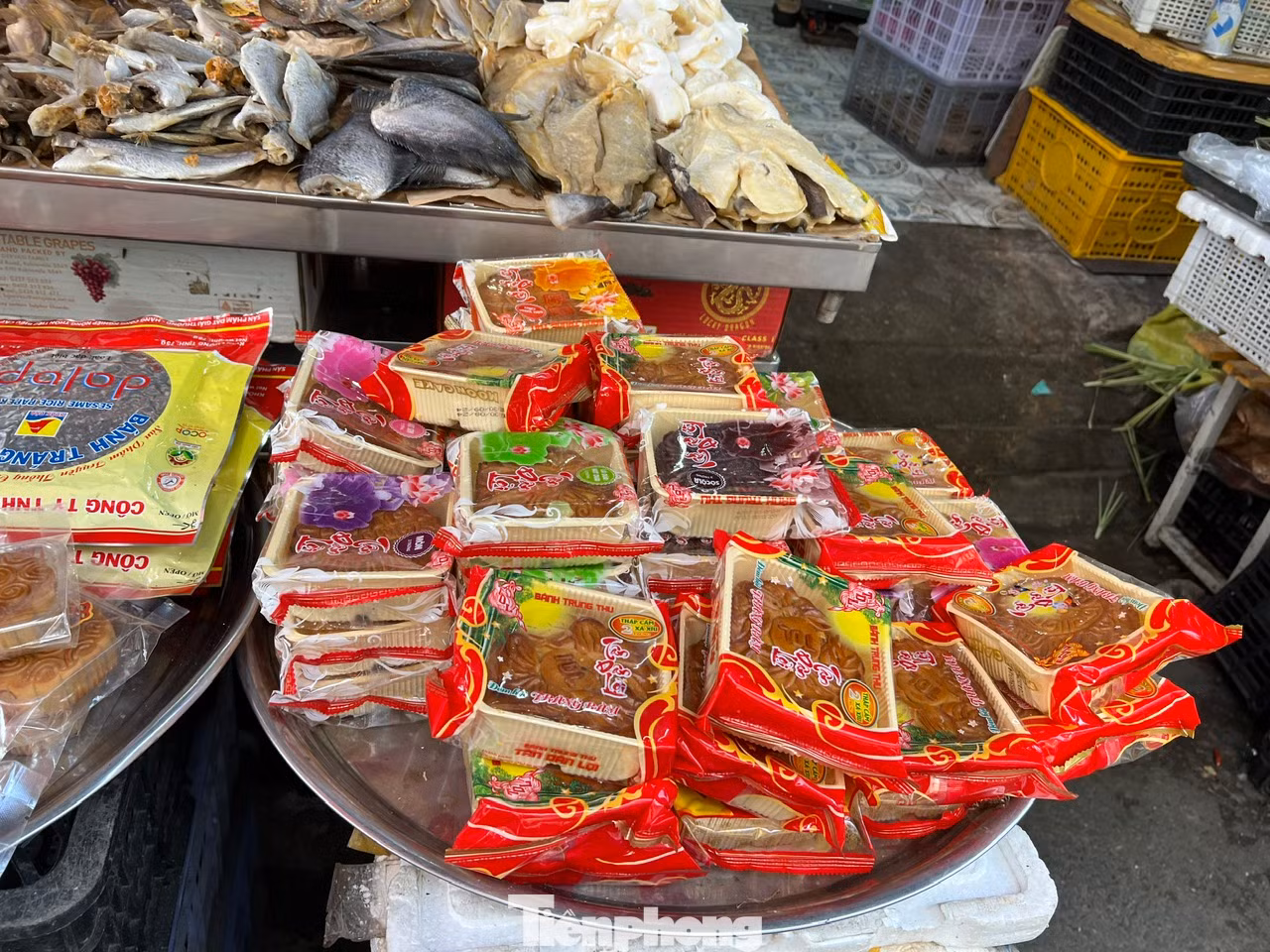 Ở chợ truyền thống, bánh trung thu được bày bán chung với cá khô, nước mắm... Ở chợ truyền thống, bánh trung thu được bày bán chung với cá khô, nước mắm...