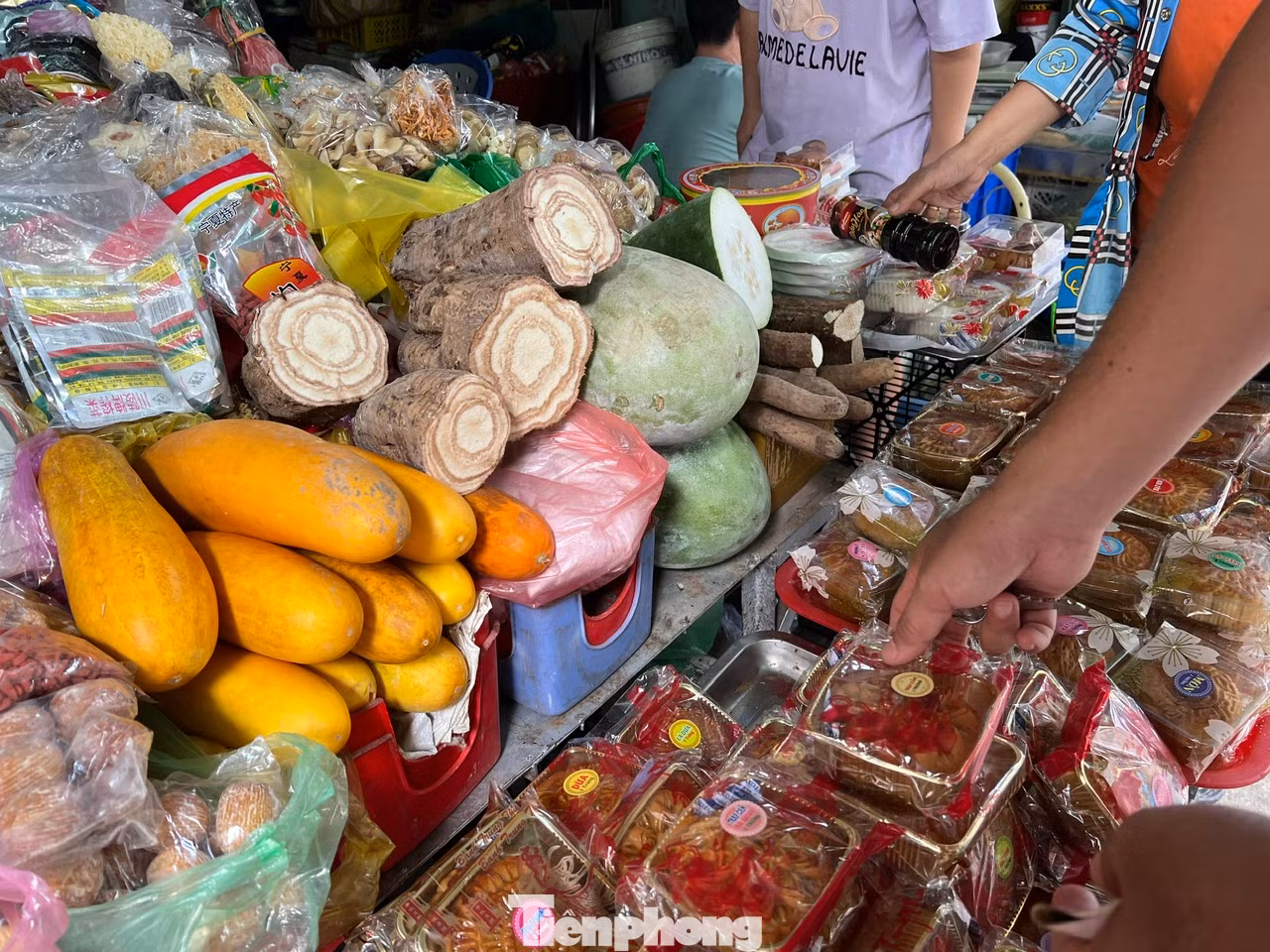Bánh trung thu "3 không" nằm chung với rau củ bày bán ở chợ truyền thống Bánh trung thu "3 không" nằm chung với rau củ bày bán ở chợ truyền thống