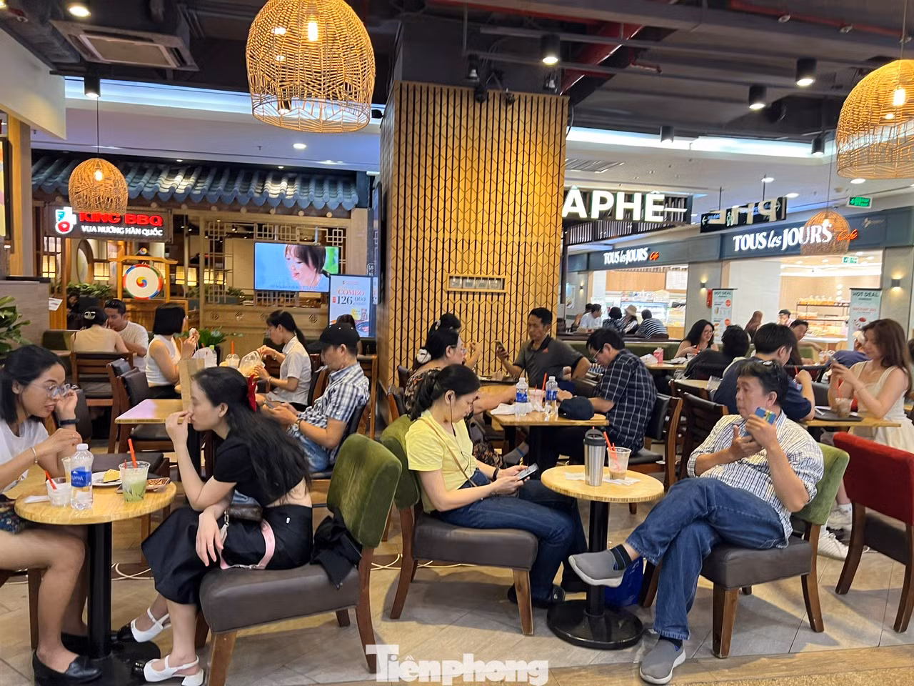 Dịp nghỉ lễ này, đa số các điểm kinh doanh ăn uống ở TPHCM đều không tăng giá, không phụ thu nên khách hàng rất hài lòng Dịp nghỉ lễ này, đa số các điểm kinh doanh ăn uống ở TPHCM đều không tăng giá, không phụ thu nên khách hàng rất hài lòng
