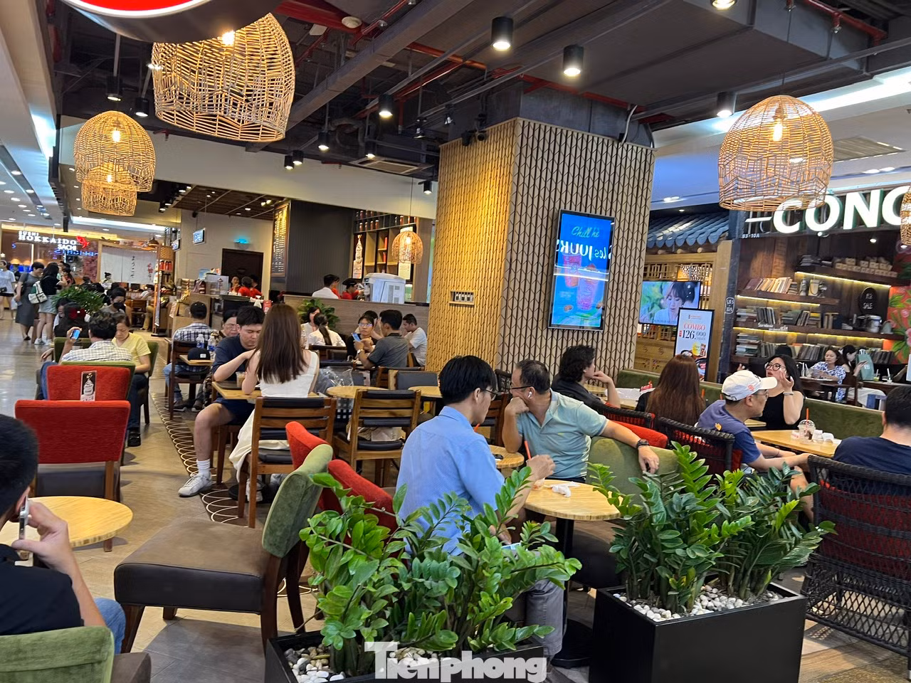 Các quán cà phê, khu vực ẩm thực tại Vincom (quận 1), Vạn Hạnh Mall (quận 10)... gần như không còn chỗ trống Các quán cà phê, khu vực ẩm thực tại Vincom (quận 1), Vạn Hạnh Mall (quận 10)... gần như không còn chỗ trống